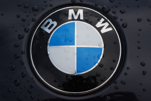 BMW wyświetla reklamy Spider-Mana na ekranach samochodów