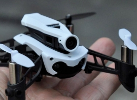 Parrot Mambo FPV: dron wyścigowy z goglami VR w zestawie
